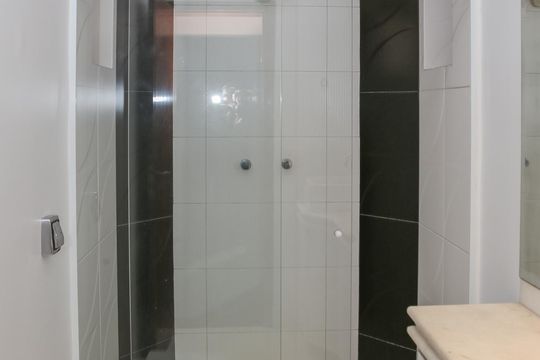 Apartamento com 5 quartos e varanda gourmet em condomínio com churrasqueira para comprar. — Banheiro Social