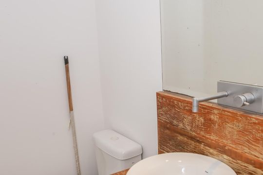 Apartamento com 5 quartos e varanda gourmet em condomínio com churrasqueira para comprar. — Lavabo 2
