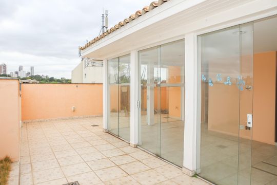 Apartamento com 5 quartos e varanda gourmet em condomínio com churrasqueira para comprar. — Piscina