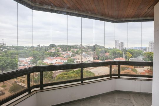 Apartamento com 5 quartos e varanda gourmet em condomínio com churrasqueira para comprar. — Varanda do Quarto 2