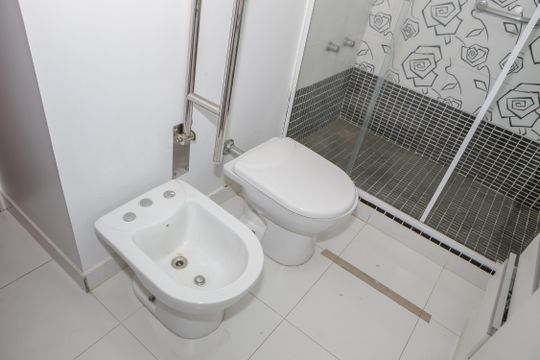 Apartamento com 5 quartos e varanda gourmet em condomínio com churrasqueira para comprar. — Banheiro da Suíte 1