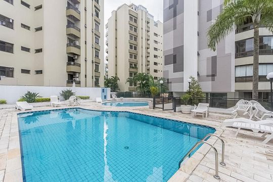 Apartamento com 5 quartos e varanda gourmet em condomínio com churrasqueira para comprar. — Área comum - Piscina