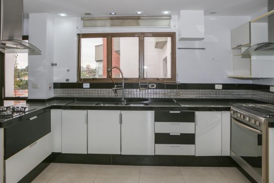 Apartamento com 5 quartos e varanda gourmet em condomínio com churrasqueira para comprar. — Cozinha