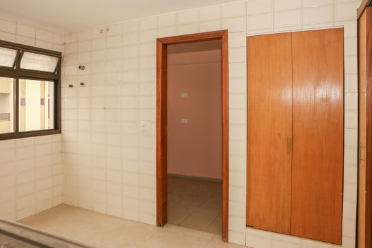 Apartamento com 5 quartos e varanda gourmet em condomínio com churrasqueira para comprar. — Área de Serviço