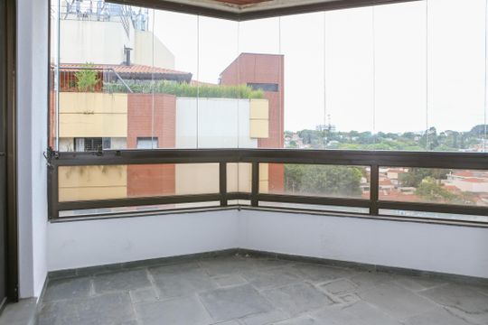 Apartamento com 5 quartos e varanda gourmet em condomínio com churrasqueira para comprar. — Sacada