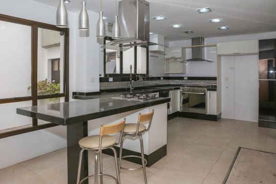 Apartamento com 5 quartos e varanda gourmet em condomínio com churrasqueira para comprar. — Cozinha