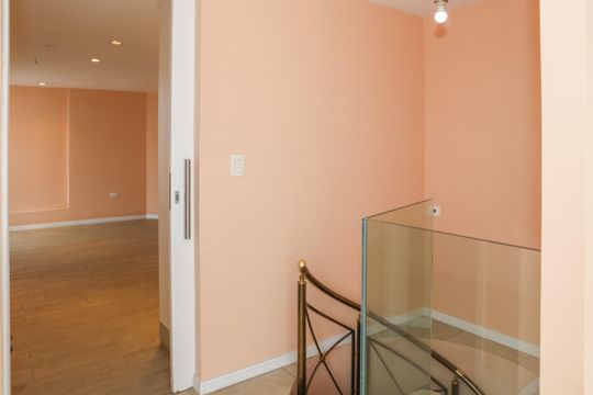 Apartamento com 5 quartos e varanda gourmet em condomínio com churrasqueira para comprar. — Escada