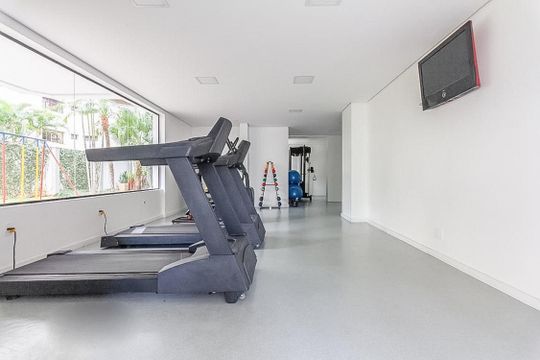 Apartamento com 5 quartos e varanda gourmet em condomínio com churrasqueira para comprar. — Área comum - Academia