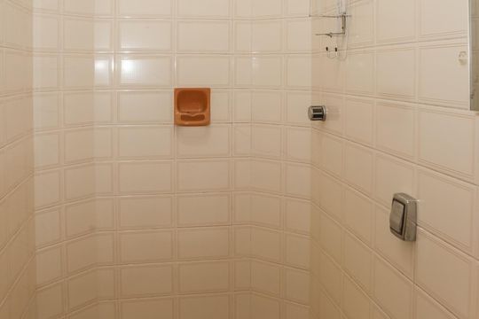 Apartamento com 5 quartos e varanda gourmet em condomínio com churrasqueira para comprar. — Banheiro de Serviço