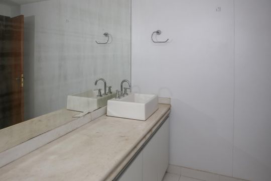 Apartamento com 5 quartos e varanda gourmet em condomínio com churrasqueira para comprar. — Banheiro da Suíte 1