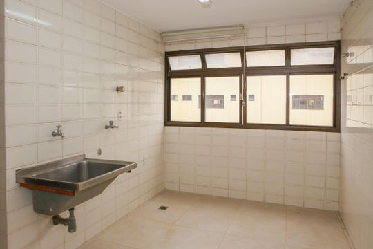 Apartamento com 5 quartos e varanda gourmet em condomínio com churrasqueira para comprar. — Área de Serviço