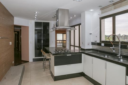 Apartamento com 5 quartos e varanda gourmet em condomínio com churrasqueira para comprar. — Cozinha