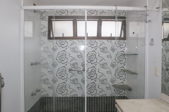 Apartamento com 5 quartos e varanda gourmet em condomínio com churrasqueira para comprar. — Banheiro da Suíte 1