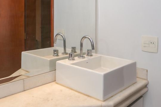 Apartamento com 5 quartos e varanda gourmet em condomínio com churrasqueira para comprar. — Banheiro Social