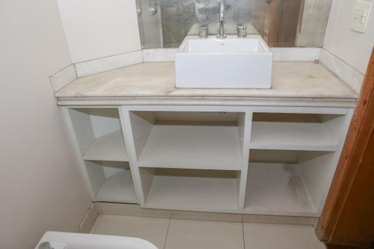 Apartamento com 5 quartos e varanda gourmet em condomínio com churrasqueira para comprar. — Banheiro da Suíte 2