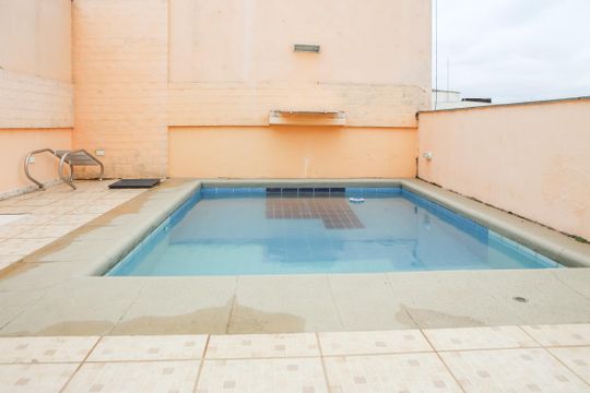 Apartamento com 5 quartos e varanda gourmet em condomínio com churrasqueira para comprar. — Piscina