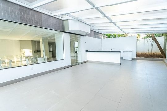 Apartamento com 5 quartos e varanda gourmet em condomínio com churrasqueira para comprar. — Área comum - Churrasqueira