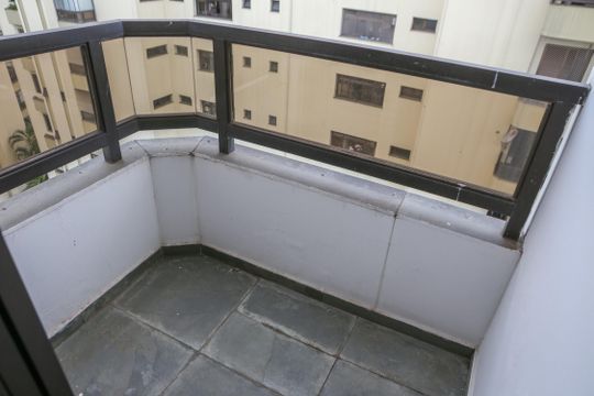 Apartamento com 5 quartos e varanda gourmet em condomínio com churrasqueira para comprar. — Varanda da Suíte 1