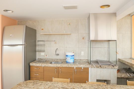Apartamento com 5 quartos e varanda gourmet em condomínio com churrasqueira para comprar. — Churrasqueira