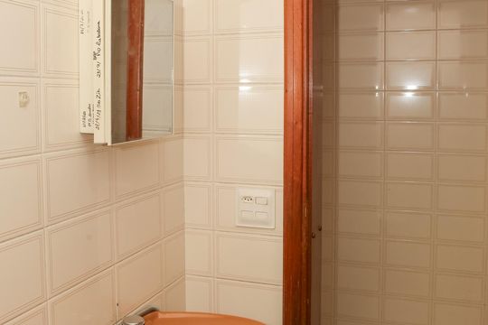 Apartamento com 5 quartos e varanda gourmet em condomínio com churrasqueira para comprar. — Banheiro de Serviço