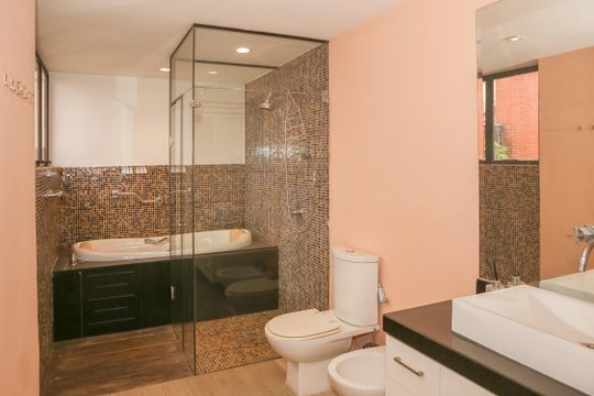 Apartamento com 5 quartos e varanda gourmet em condomínio com churrasqueira para comprar. — Banheiro da Suíte 3