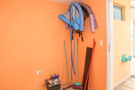 Apartamento com 5 quartos e varanda gourmet em condomínio com churrasqueira para comprar. — Depósito
