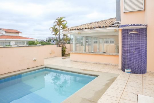 Apartamento com 5 quartos e varanda gourmet em condomínio com churrasqueira para comprar. — Piscina