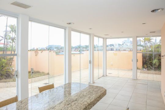Apartamento com 5 quartos e varanda gourmet em condomínio com churrasqueira para comprar. — Churrasqueira