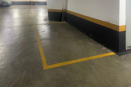Apartamento com 5 quartos e varanda gourmet em condomínio com churrasqueira para comprar. — Garragem