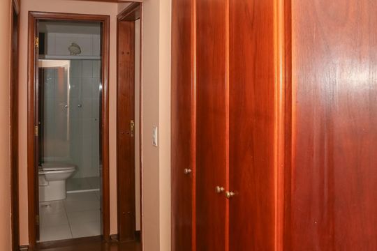 Apartamento com 5 quartos e varanda gourmet em condomínio com churrasqueira para comprar. — Corredor