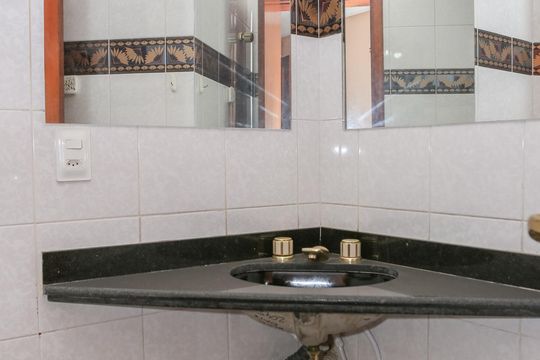 Apartamento com 5 quartos e varanda gourmet em condomínio com churrasqueira para comprar. — Lavabo 1