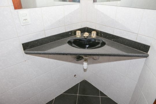 Apartamento com 5 quartos e varanda gourmet em condomínio com churrasqueira para comprar. — Lavabo 1