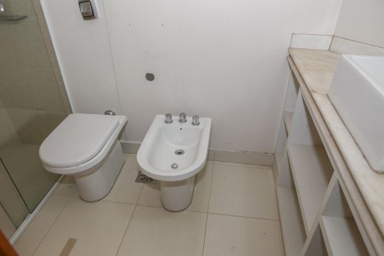 Apartamento com 5 quartos e varanda gourmet em condomínio com churrasqueira para comprar. — Banheiro da Suíte 2