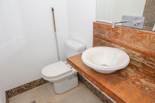 Apartamento com 5 quartos e varanda gourmet em condomínio com churrasqueira para comprar. — Lavabo 2
