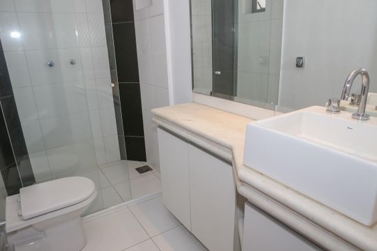 Apartamento com 5 quartos e varanda gourmet em condomínio com churrasqueira para comprar. — Banheiro Social