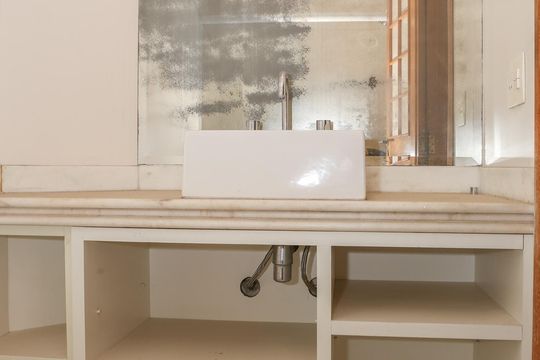 Apartamento com 5 quartos e varanda gourmet em condomínio com churrasqueira para comprar. — Banheiro da Suíte 2