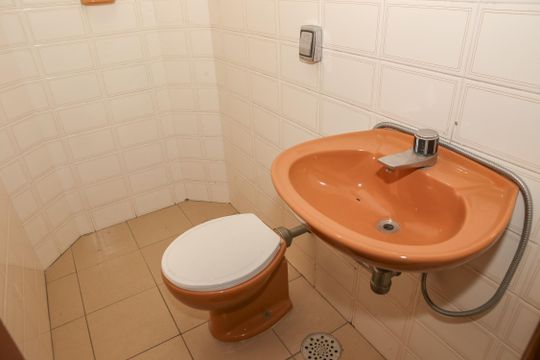 Apartamento com 5 quartos e varanda gourmet em condomínio com churrasqueira para comprar. — Banheiro de Serviço