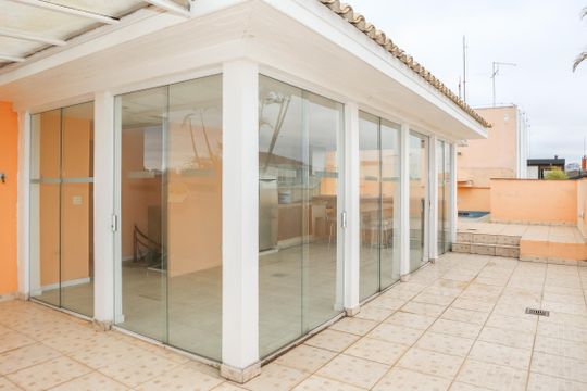 Apartamento com 5 quartos e varanda gourmet em condomínio com churrasqueira para comprar. — Piscina