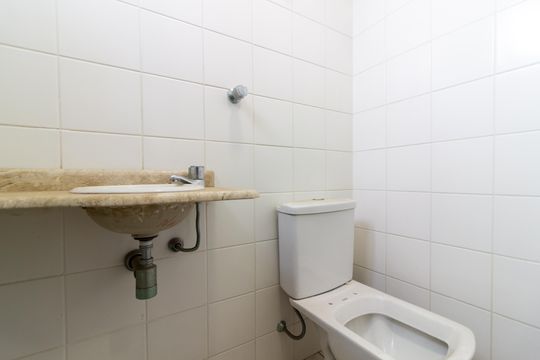 Comprar apartamento com 3 quartos e academia no condomínio. — Banheiro de Serviço