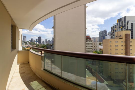 Comprar apartamento com 3 quartos e academia no condomínio. — Varanda