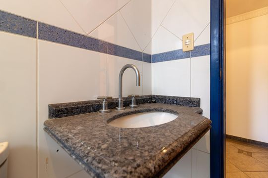 Comprar apartamento com 3 quartos e academia no condomínio. — Banheiro