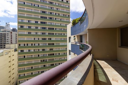 Comprar apartamento com 3 quartos e academia no condomínio. — Varanda