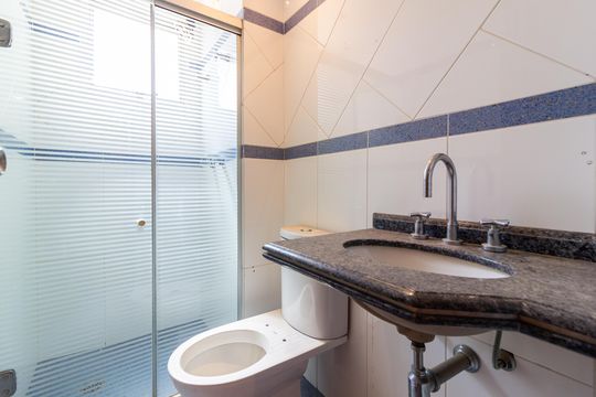 Comprar apartamento com 3 quartos e academia no condomínio. — Banheiro