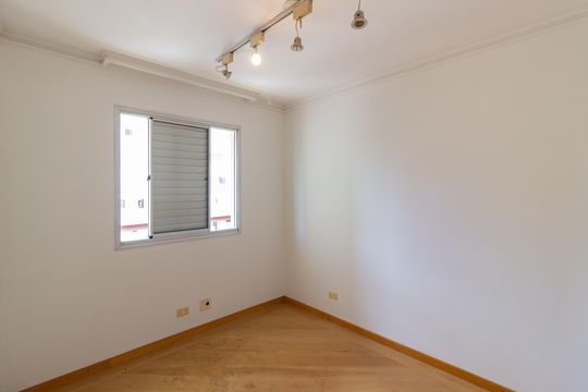 Comprar apartamento com 3 quartos e academia no condomínio. — Quarto