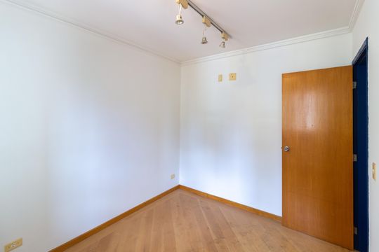 Comprar apartamento com 3 quartos e academia no condomínio. — Quarto