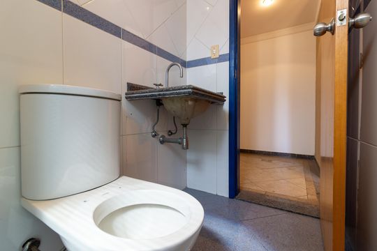 Comprar apartamento com 3 quartos e academia no condomínio. — Banheiro