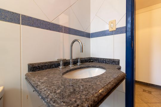Comprar apartamento com 3 quartos e academia no condomínio. — Banheiro