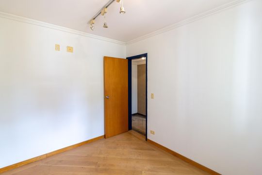 Comprar apartamento com 3 quartos e academia no condomínio. — Quarto