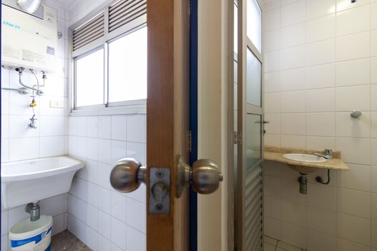 Comprar apartamento com 3 quartos e academia no condomínio. — Banheiro de Serviço
