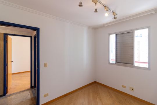 Comprar apartamento com 3 quartos e academia no condomínio. — Quarto